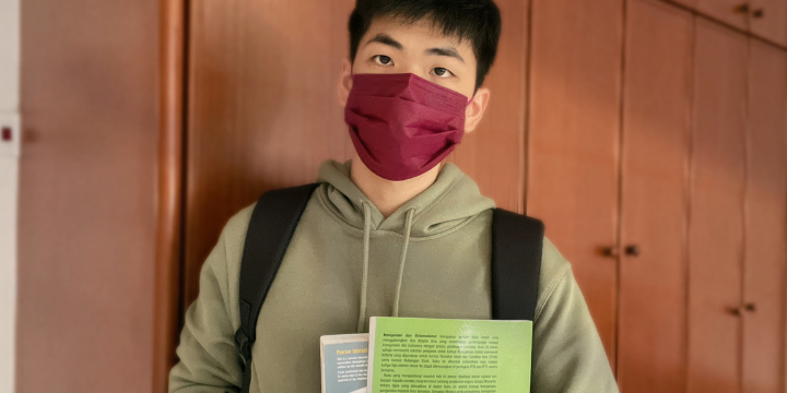 menino-voltando-para-a-escola-e-se-protegendo-contra-a-inadimplencia-escolar menino-voltando-para-a-escola-e-se-protegendo-contra-a-inadimplencia-escolar