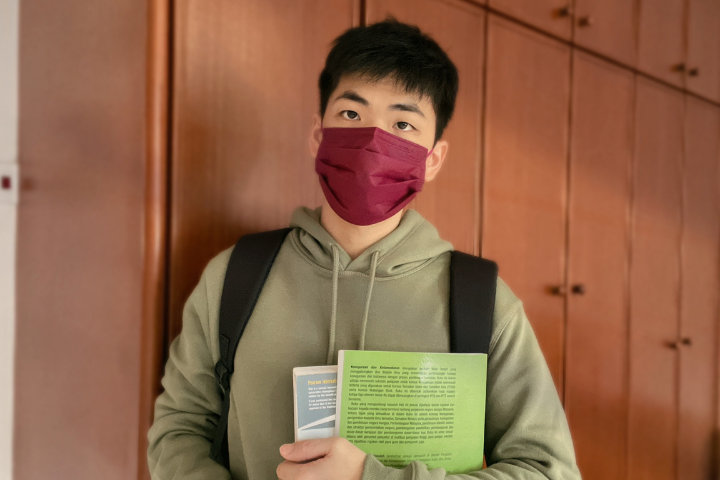 menino-voltando-para-a-escola-e-se-protegendo-contra-a-inadimplencia-escolar