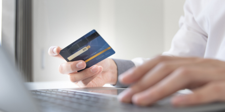 pessoa-usando-seguro-prestamista pessoa-usando-credito-seguro