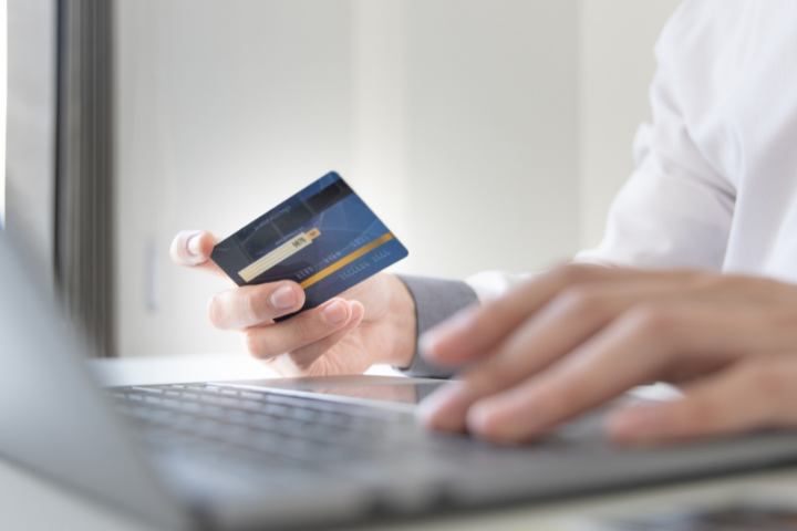 pessoa-usando-credito-seguro